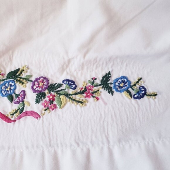 Set of 2 Vintage Embroidered Pillowcases Standard Size Floral Ribbon Cottage - Picture 6 of 13